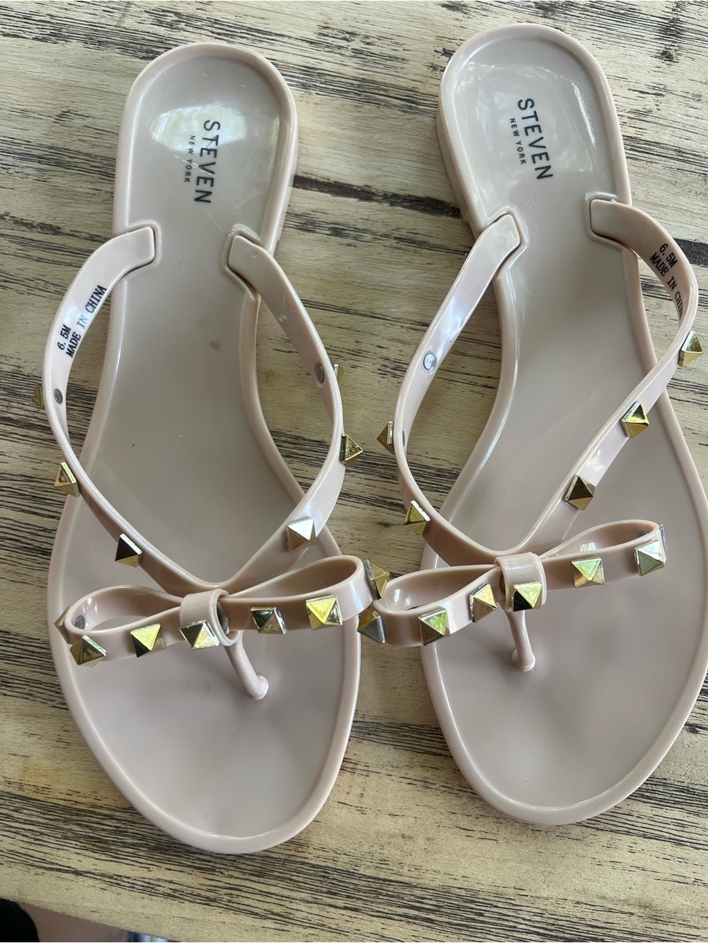 Steven By Steve Madden Pale Pink Bow Sandal with Gold Studs size 6.5